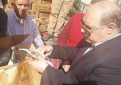 مدير أمن الفيوم أثناء ضبط الأسماك الفاسدة