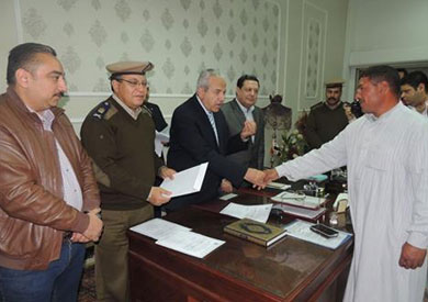 مدير أمن الدقهلية يكرم الفلاح الذى عثر على الكنز