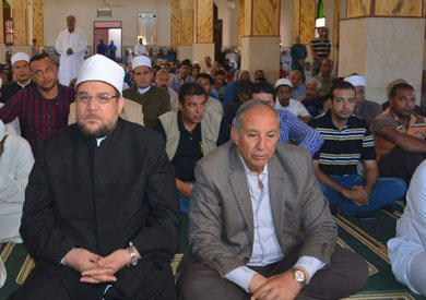 محافظ البحر الأحمر ووزير الأوقاف يؤديان صلاة الجمعة