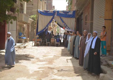 محافظ المنيا يعُزي أسرة عامل محطة وقود ضحي بنفسه لإنقاذ مدينة ابوقرقاص من كارثة