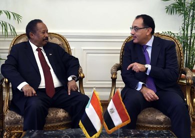 رئيسا وُزراء مصر والسودان يعقدان جلسة مباحثات