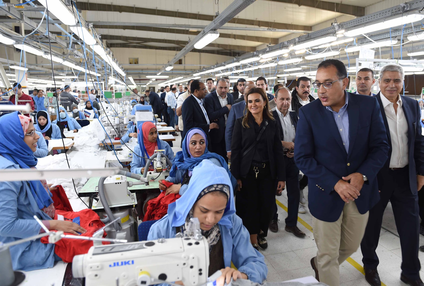 رئيس الوزراء يزور مجمعا لصناعة المنسوجات بالمنيا