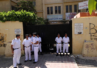 انتشار لقوات الأمن أمام إحدى مدارس سوهاج .أرشيفية