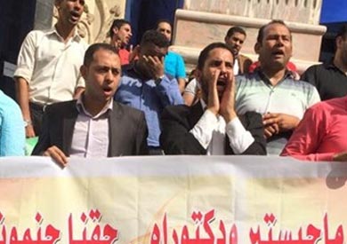 حملة الماجستير والدكتوراه يتحركون إلى «الصحفيين» بعد فض وقفتهم أمام «النواب»