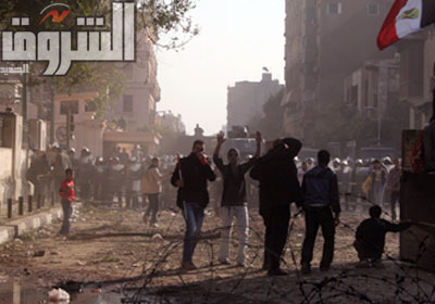 شباب يحاولون وقف التوتر بين المتظاهرين وقوات الأمن بشارع منصور - تصوير: كريم عبد الكريم