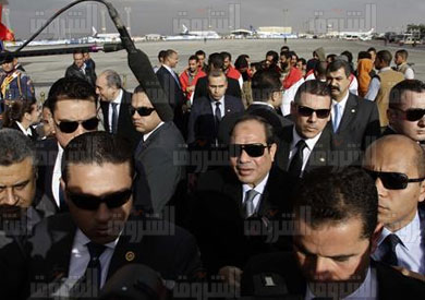 السيسي يستقبل العائدين من ليبيا - تصوير: احمد عبد اللطيف