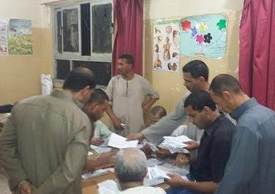 ارشيفية لعملية الفرز - تصوير: إبراهيم عزت