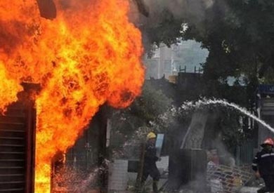 مصرع شخص وإصابة 8 آخرين في حريق معرض سيارات بفيصل