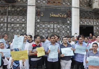 شباب الأطباء يحتجون أمام «الصحة» على قواعد توزيعهم - تصوير: جيهان نصر