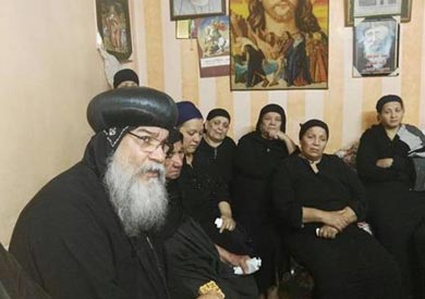زيارة الأنبا مكاريوس لتعزية أسرة مجدى مكين