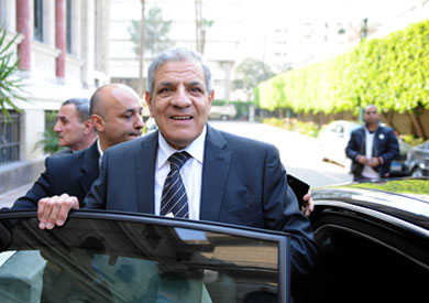 وصل المهندس إبراهيم محلب، رئيس مجلس الوزراء، مطار الأقصر الدولي