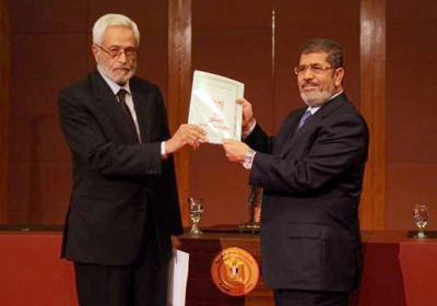 مرسي يتسلم الدستور من الغرياني