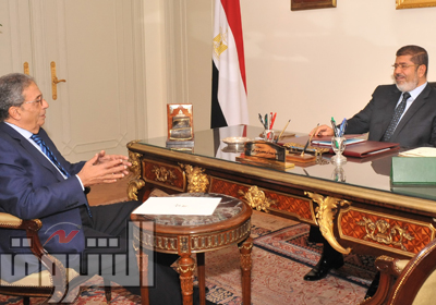 مرسى خلال اللقاء مع عمرو موسى أمس