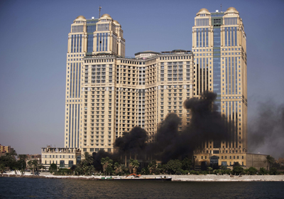 الادخنه تتصاعد من امام مبنى نايل سيتى