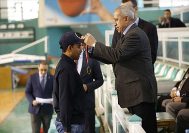 رئيس الأكاديمية يكرم أحد الخريجين المتميزين