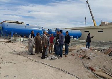 المحافظ اثناء تفقده محطه اليسر لتحليه المياه