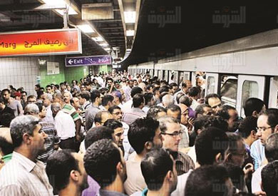 الانفجار السكانى يشهد عليه المترو يوميا- تصوير صبري خالد