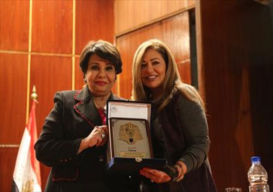 الفنانة ليلى علوى رئيس المشروع تكرم الفنانة فردوس عبدالحميد فى نوافذ أسوان