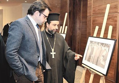 وزير الثقافة الفلسطيني يتوقف أمام إحدى الصور الفوتوغرافية للزعيم جمال عبد الناصر