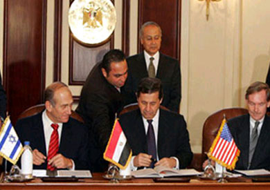 لقطة أرشيفية - لحظة توقيع مصر على اتفاقية الكويز