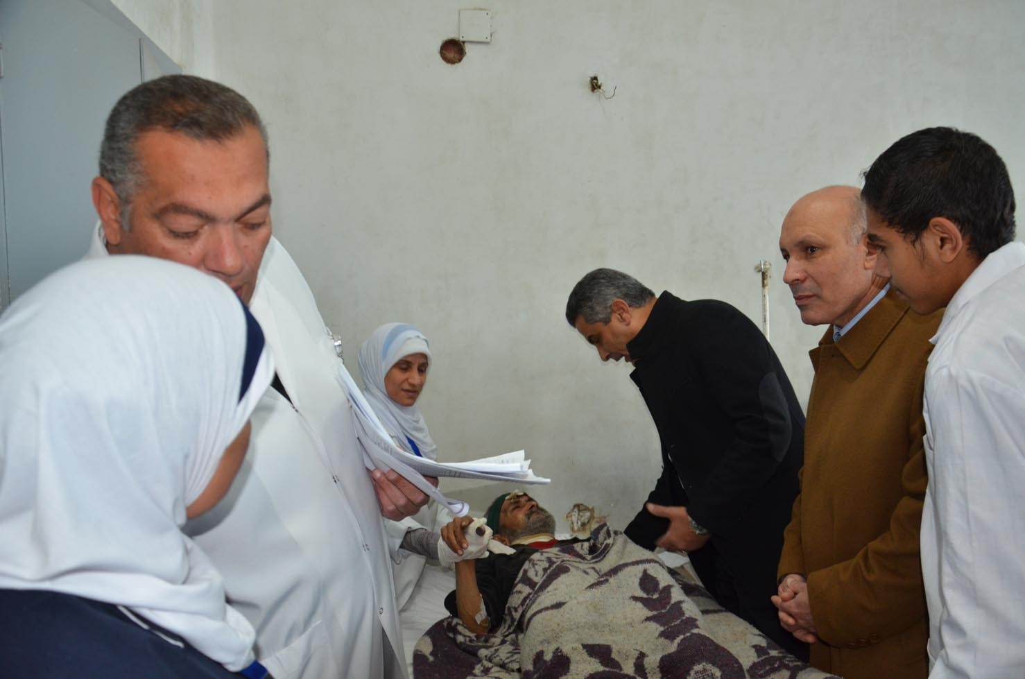 وزير النقل يتفقد المصابين في حادث انقلاب قطار بني سويف