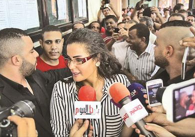 سما المصرى اثناء تقديمها اوراق ترشحها لمجلس النواب 2015- محكمة زينهم