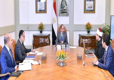 السيسي يجتمع مع مدبولي وجمعة لبحث تدريب الأئمة