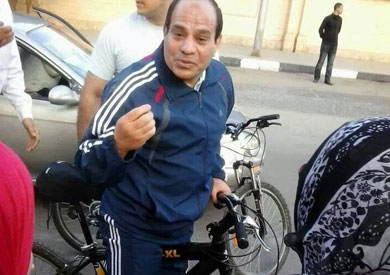 «السيسي» بالدراجة وملابس الرياضة