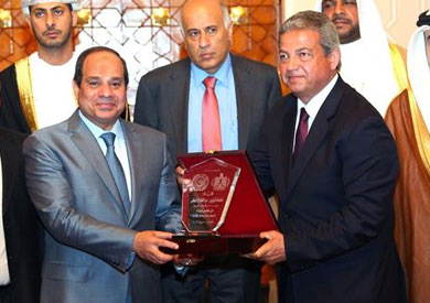 الرئيس السيسي يتلقى هدية تذكارية من وزراء الشباب العرب