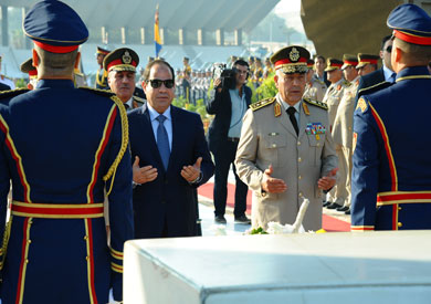 الرئيس عبد الفتاح السيسى يقرأ الفاتحة خلال زيارته للنصب التذكارى للجندى المجهول