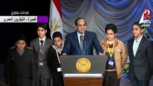 الرئيس السيسي وبجانبه أبناء شهداء جهاز الشرطة أثناء إلقاء كلمته