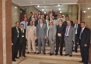 محافظ الجيزة خلال زيارته للصندوق الاجتماعي لمناقشة المشروعات التي يمولها الصندوق