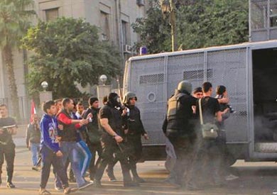 عمليات القبض العشوائي على المواطنين على رأس أجندة لجنة حقوق الإنسان «رويترز»