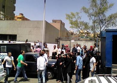 أهالي بالسيدة زينب يعتدون على أقارب متهمي "جمعة الارض" أمام محكمة زينهم
