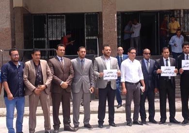 المحامين بالبحر الاحمر يتضامنون مع الصحفيين بوقفه بمحكمة الغردقه