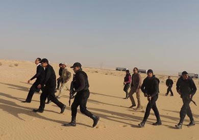 مدير أمن السويس -ضبط هاربين من المؤبد واسلحة ومخدرات بالجبال شرق نفق أحمد حمدي