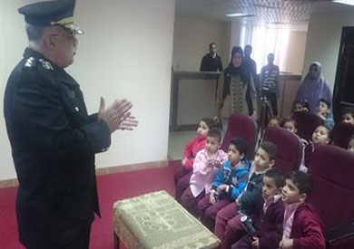 مرور السويس يستقبل طلاب " الروضة " بمدارس السويس ليتعرفوا علي طبيعة عمل الشرطة