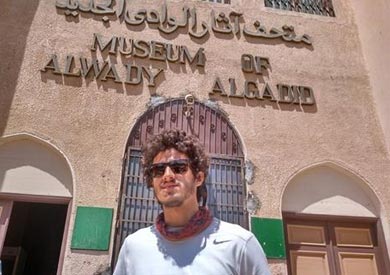 نورالدين شريف أمام متحف آثار الوادى الجديد بالخارجة
