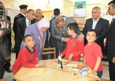 محافظ الجيزة خلال زيارته لمدرسة في ابني بيتك