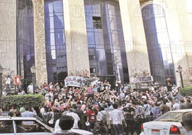الصحفيون تجمعوا على سلالم النقابة للتنديد باقتحامها من قبل الأمن- تصوير أحمد عبدالفتاح