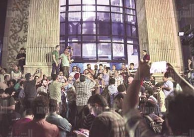 الصحفيون توجهوا لنقابتهم بعد لحظات من اقتحامها بمعرفة الأمن- تصوير جيهان نصر