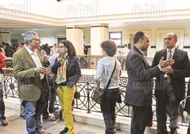 عدد من النشطاء أثناء إحدى جلسات قضية التمويل الأجنبي- تصوير رافي شاكر