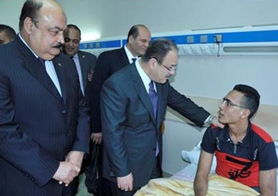 وزير الداخلية اثناء زيارته لرجال الشرطة بالمستشفى