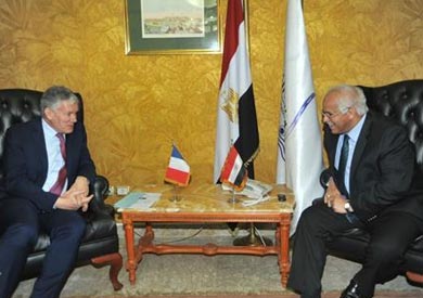 وزير النقل والسفير الفرنسي يبحثان مشروعات المترو وتطوير "الترام"