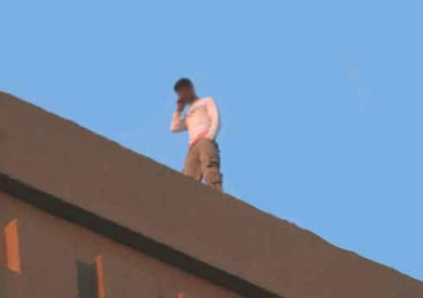 موظف يهدد بالانتحار لخصم يومين من راتبه - أرشيفية