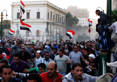 متظاهرون فى ميدان التحرير للتعبير عن رفضهم للإعلان الدستورى الذى أصدره الرئيس مرسى