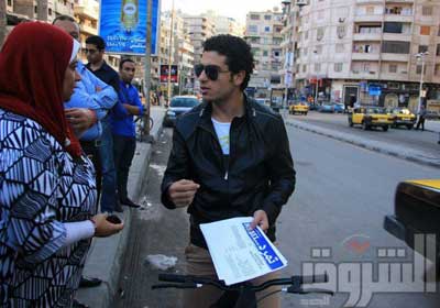 أحد نشطاء حملة تمرد يجمع التوقيعات من المواطنين _ خاص الشروق
