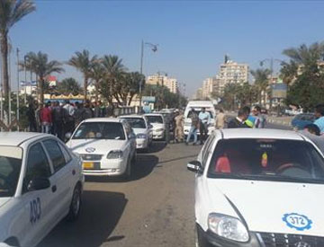 وقفة أحتجاجية للتأكسي في السويس بسبب الليموزين