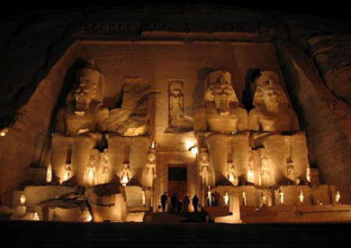 القمر الأزرق يتعامد على معابد الكرنك