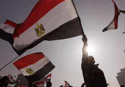 علم مصر يسطع في ميدان التحرير خلال الذكرى الأولى للثورة